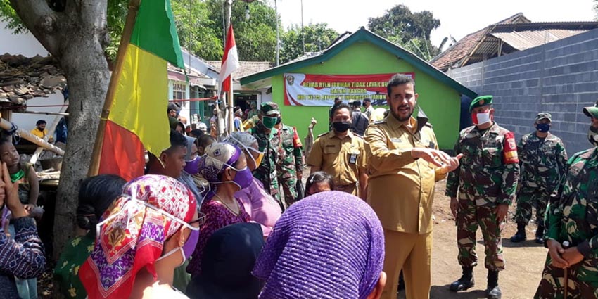 Habib Hadi dan Dandim 0820 saat pembagian masker juga bantuan Sembako kepada masyarakat Kelurahan Jrebeng Kulon