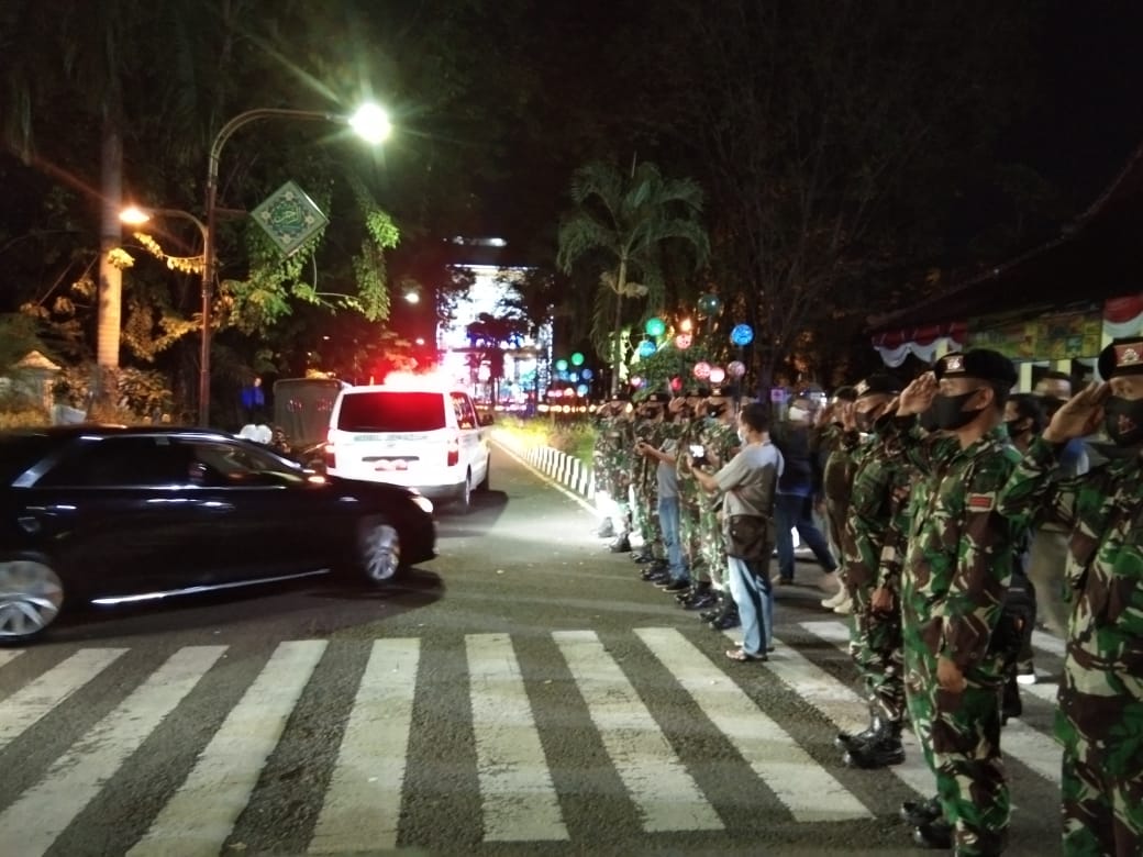 DIBERANGKATKAN : Usai disemayamkan di Pendopo Delta Wibawa, jenazah Plt Bupati Sidoarjo, Nur Ahmad Syaifuddin diberangkatkan menuju Desa Janti, Kecamatan Waru, Sidoarjo untuk dimakamkan, Sabtu (22/08/2020).