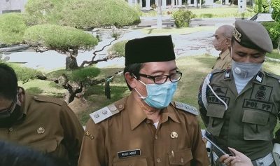 APEL PERDANA: Plt. Bupati Jember Drs.Kh.A.Muqit Arief usai memimpin apel, Senin (28/9/2020).