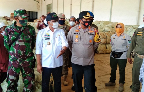 INSPEKSI MENDADAK: Bupati Baddrut Tamam saat melakukan sidak di salah satu pabrikan di Pamekasan, Rabu (16/09/20).