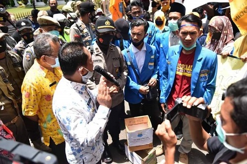 TEMUI DEMONSTRAN: Bupati Lumajang Cak Thoriq saat menemui para demonstran dari PMII yang menggelar aksi damai di depan kantor Pemkab setempat.