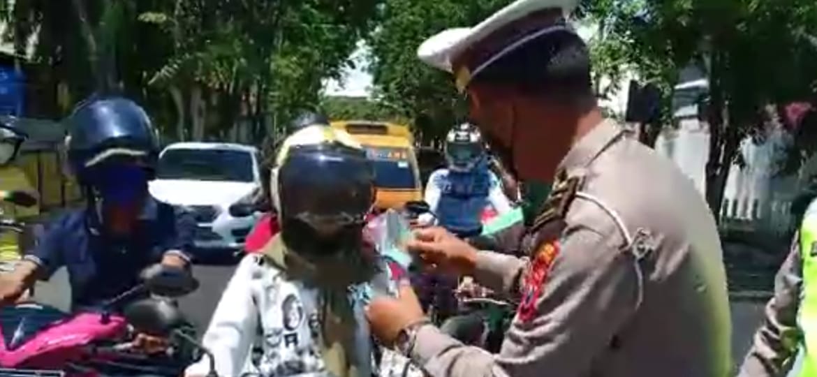 65 Detik, Satlantas Probolinggo Kota Bagikan Ratusan Masker