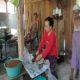BANGKIT: Keluarga Romim kompak mengolah gula semut dari bahan nira kelapa.