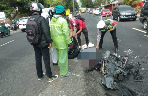 LOKASI : Petugas kepolisian saat akan mengevaluasi kendaraan korban.