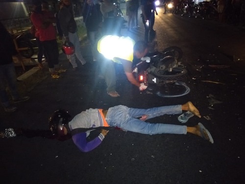 TEWAS : Tabarakan motor lawan motor di JL Raya Waruberon, Kecamatan Balongbendo, Sidoarjo menyebabkan seorang pengendara motor tewas di TKP dan seorang lainnya mengalami luka berat, Rabu (23/09/2020) malam.