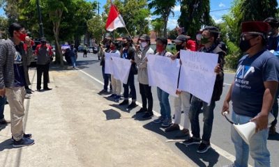 DEMO: Massa MPR melakukan aksi demonstrasi di depan Kantor Kejari Sumenep, Kamis (24/9).