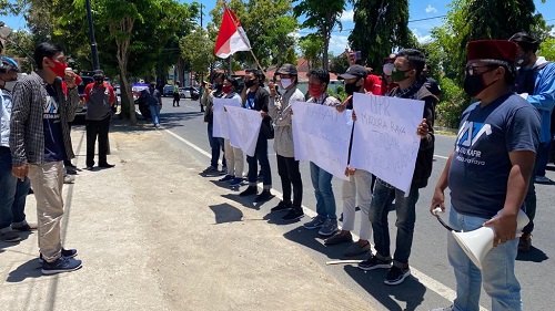 DEMO: Massa MPR melakukan aksi demonstrasi di depan Kantor Kejari Sumenep, Kamis (24/9).