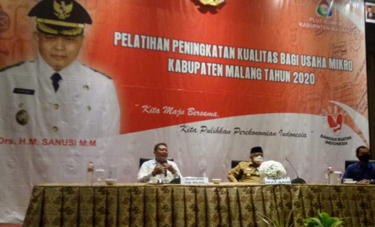 PELATIHAN: Bupati Malang saat memberikan motivasi pelatihan kepada UMKM Kabupaten Malang, bersama Ketua DPRD Kabupaten Malang.