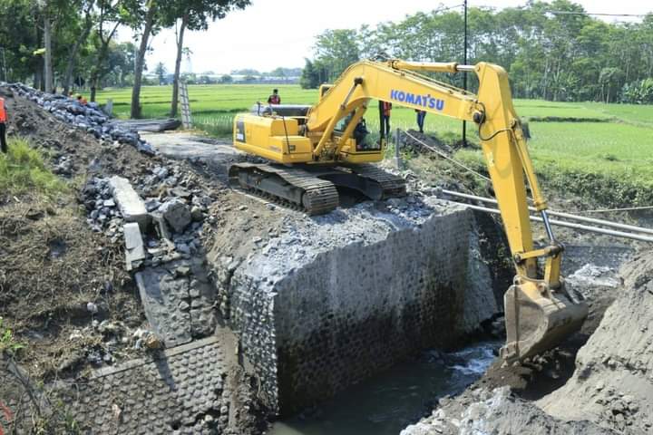 Proses pembangunan jembatan di Desa Boreng yang dikerjakan mulai 8 September 2020 lalu.