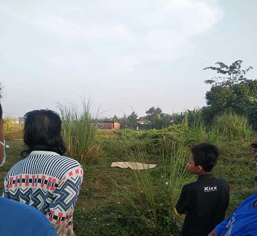 DITEMUKAN WARGA: Kondisi mayat saat ditemukan warga di tanah lapang Perum Gede Desa Sudimoro, Tulangan. (gus)
