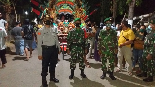 Personel gabungan memberikan pengertian dan pendekatan persuasif .