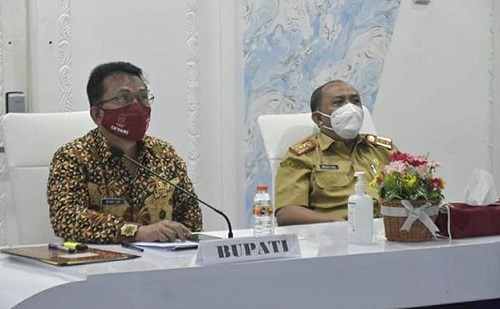 Pj Bupati Trenggalek bersama Asisten Pemerintahan Sekretariat Daerah Kabupaten Trenggalek saat mengikuti Webinar di Gedung Smart Center.