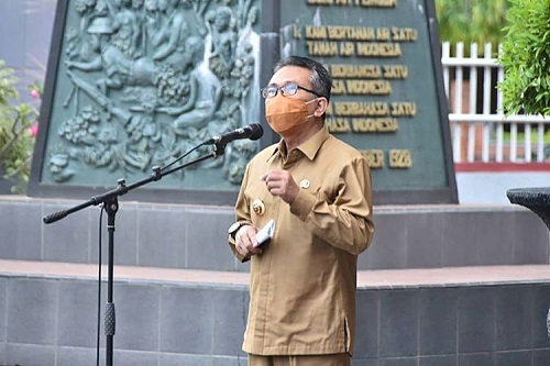 Pjs Bupati Trenggalek, saat memimpin apel perdana di Halaman Kantor Sekretariat Daerah Trenggalek.