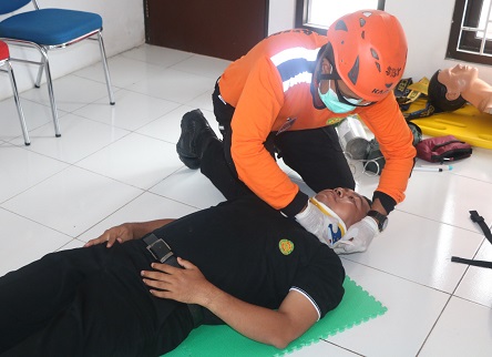 Salah satu relawan saat melakukan pelatihan pertolongan pertama (first aid).