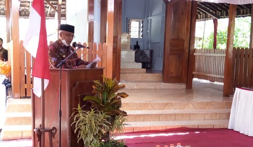 SAMBUTAN : Bupati Malang saat memberikan sambutan dalam peresmian pemugaran makam.