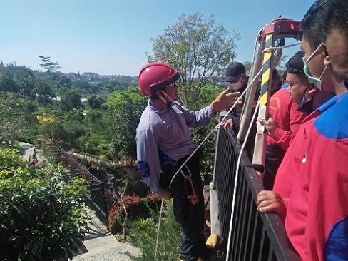 DPK Kota Batu berlatih vertical rescue di Lembah Metro Resort.