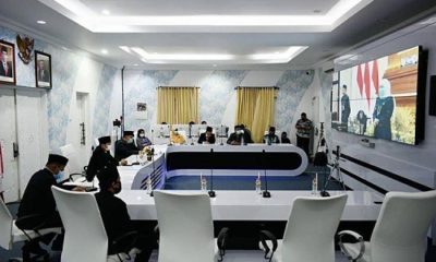 PENGUKUHAN : Pengukuhan Pj Bupati Trenggalek oleh Gubernur Jatim melalui teleconfrence di gedung Smart Center.