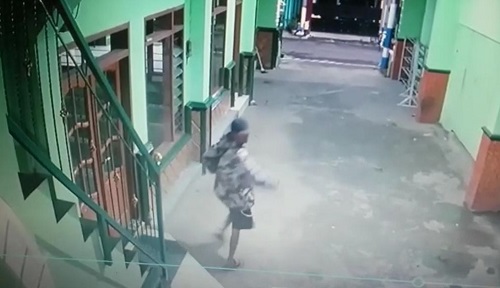 CCTV: Pelaku sempat terekam CCTV saat melakukan pencurian . (ist)