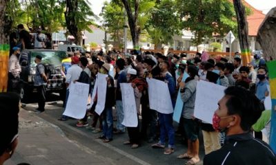 UNJUKRASA : Sejumlah warga korban penipuan oknum karyawan BRI melakukan unjukrasa di depan kantor BRI Cabang Pamekasan, Selasa (06/10/20).