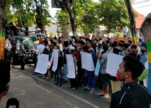 UNJUKRASA : Sejumlah warga korban penipuan oknum karyawan BRI melakukan unjukrasa di depan kantor BRI Cabang Pamekasan, Selasa (06/10/20).