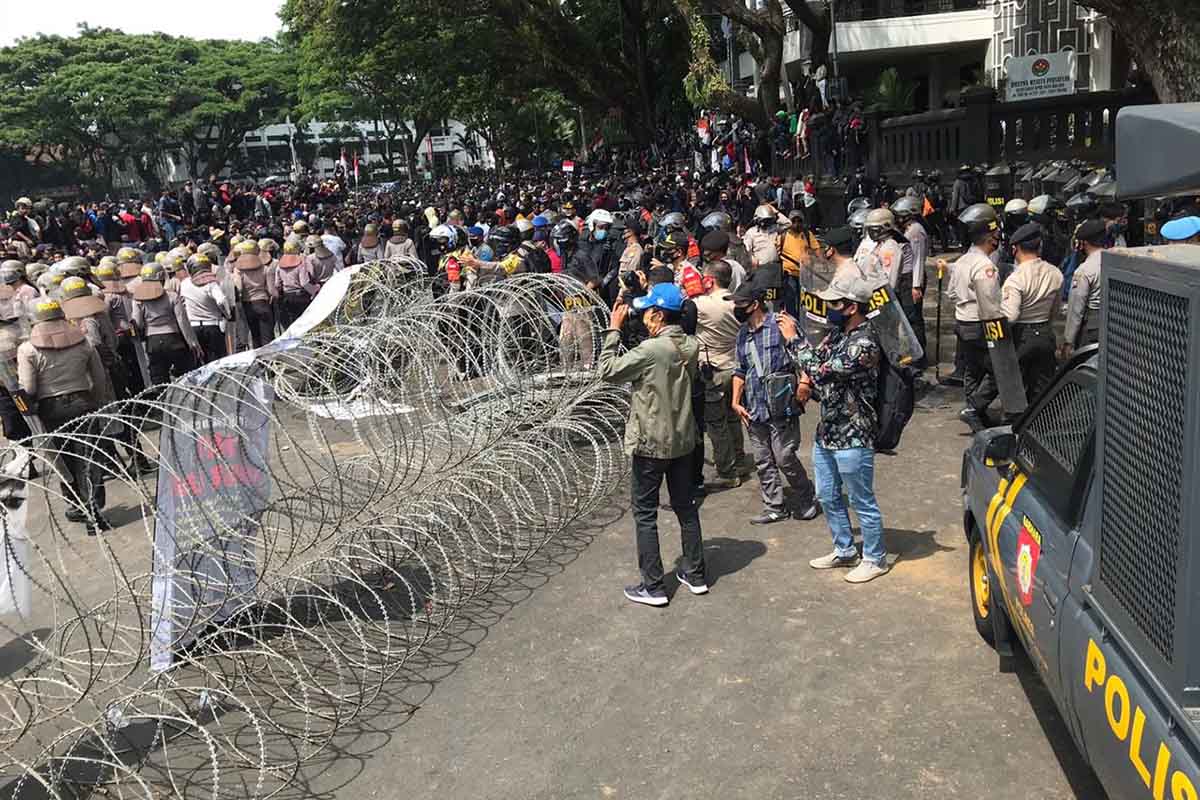 Halaman hingga Jendela DPRD Kota Malang Rusak - UMKM batik dalam gedung langsung amankan diri