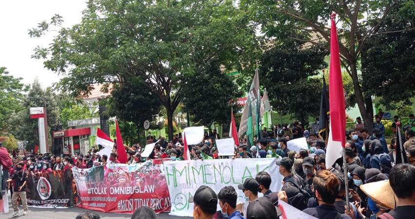 Aksi unjuk rasa tolak UU omnibus law di depan DPRD Kota Kediri.