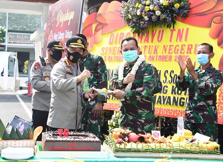 Kombes Pol Leonardus saat memberikan kejutan di Korem 083/Bdj. (ist)