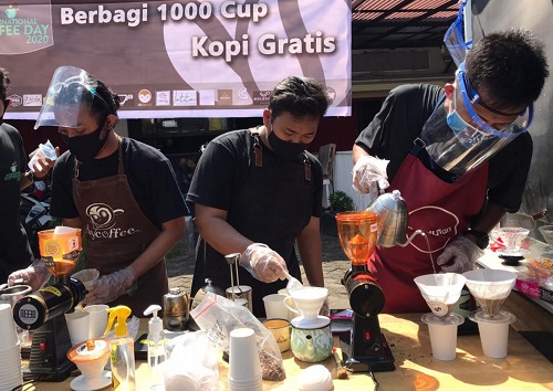 Kelvin bersama kawan-kawannya tengah meracik kopi untuk kemudian dibagikan kepada masyarakat.