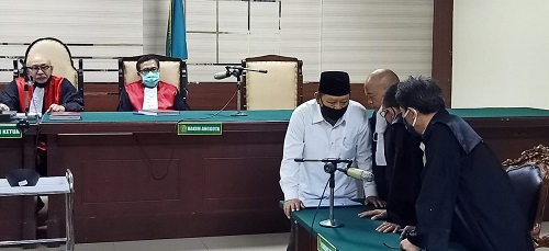 VONIS: Bupati Sidoarjo nonaktif, Saiful Ilah berdialog dengan para penasehat hukumnya usai mendengarkan diputus (divonis) bersalah dan dijatuhi hukuman 3 tahun penjara dan denda Rp 200 juta dalam sidang putusan di Pengadilan Tipikor Juanda, Sidoarjo, Senin (05/10/2020).