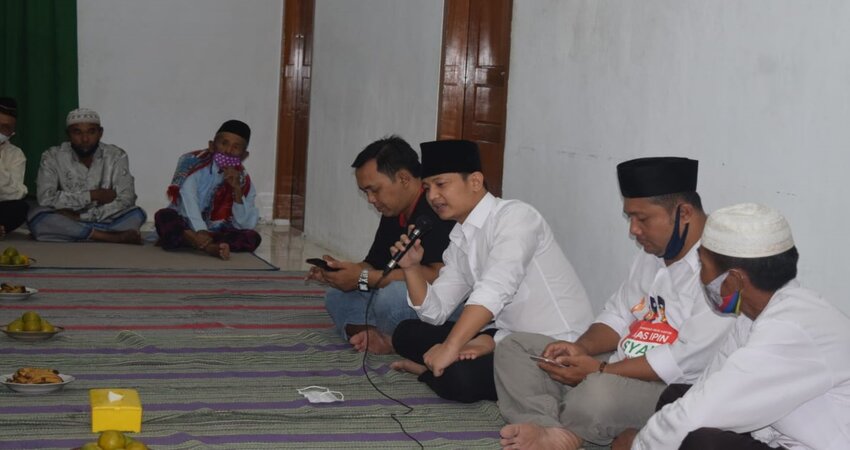 BLUSUKAN: Calon Bupati nomor urut 2 Mochamad Nur Arifin di rumah salah satu warga Desa Tumpuk Kecamatan Tugu.