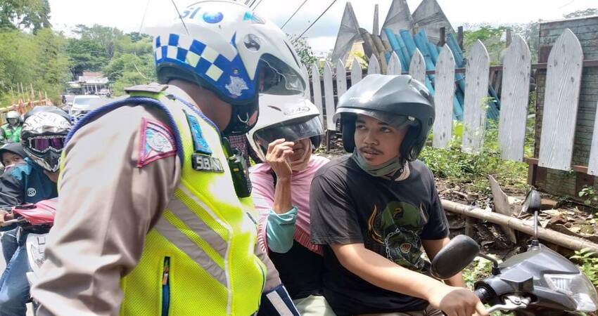 Personel Satlantas beri penindakan pada pelanggar.