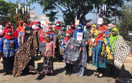 Peragaan busana yang digelar komunitas batik Karangploso.