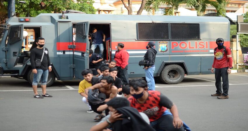 Pengunjuk rasa yang diamankan saat tiba di Polresta Malang Kota. (ist)