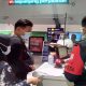 Petugas memeriksa tiket penumpang KA di Stasiun Kota Malang.