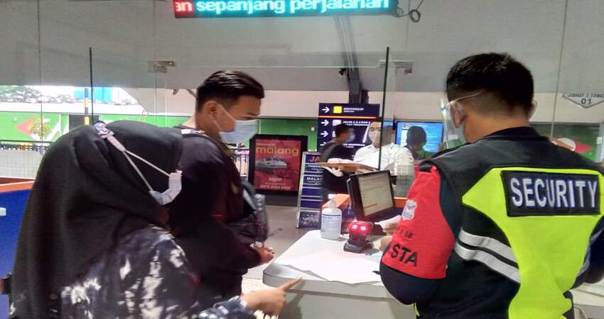 Petugas memeriksa tiket penumpang KA di Stasiun Kota Malang.