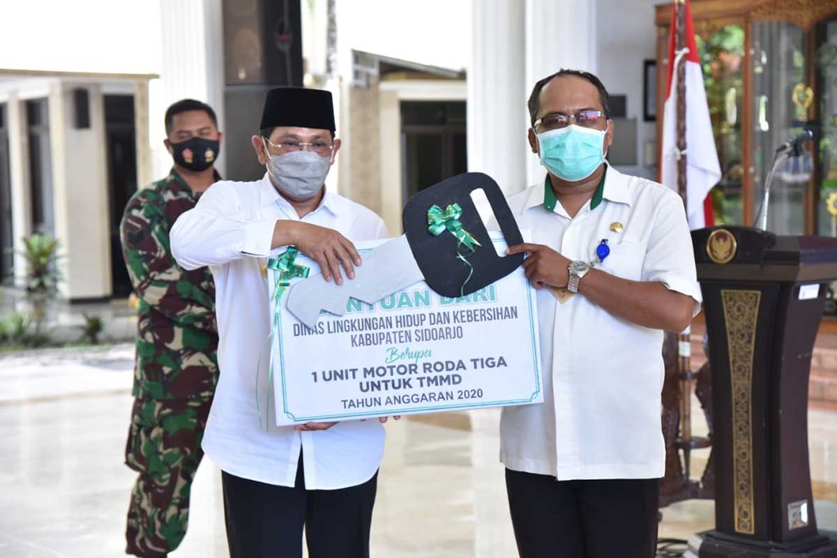 PENYERAHAN - Penutupan TMMD ditandai penyerahan berita acara penyerahan proyek TMMD ke 109 tahun 2020 oleh Dandim 0816 Sidoarjo Letk Inf M Iswan Nusi kepada Pj Bupati Sidoarjo, Hudiyono di Pendopo Delta Wibawa