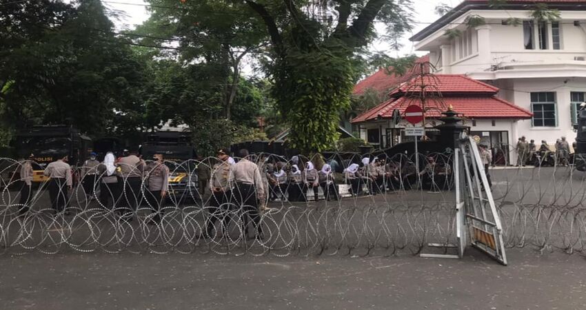 Barikade kawat berduri terpasang di depan Gedung DPRD Kota Malang.