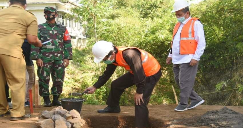 Plt Bupati Jember, Drs. KH. A. Muqit Arief saat melakukan peletakan batu pertama pembangunan jembatan IAIN Jember.