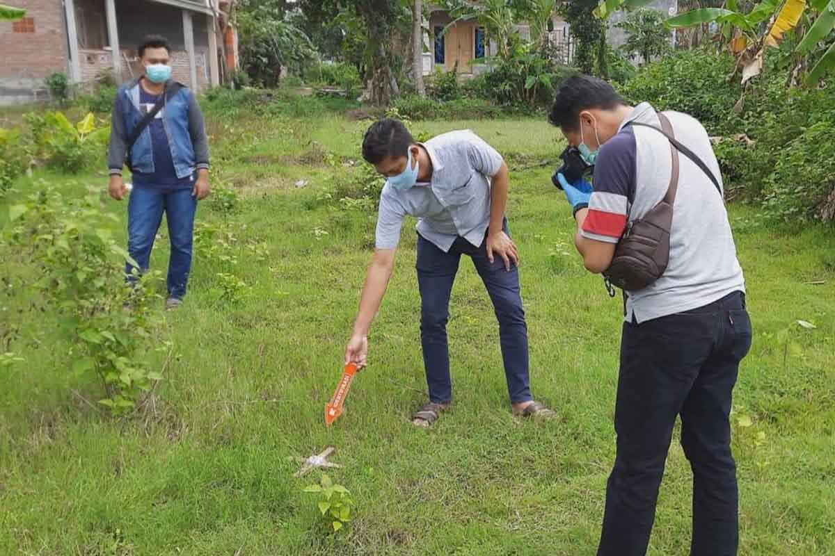 Polisi sedang melakukan olah tempat kejadian perkara penemuan mayat di Kelurahan Ngantru Kecamatan Trenggalek - Ada Luka Robek Di Kepala, Pria Tewas Didepan Rumah Kos