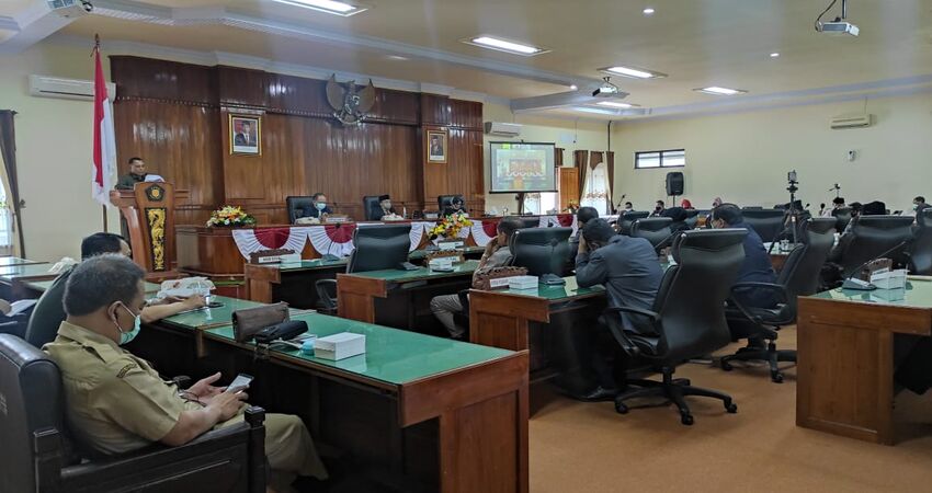 RAPAT PARIPURNA: Suasana rapat paripurna dengan agenda penyampaian pandangan umum fraksi-fraksi terhadap 2 Ranperda.