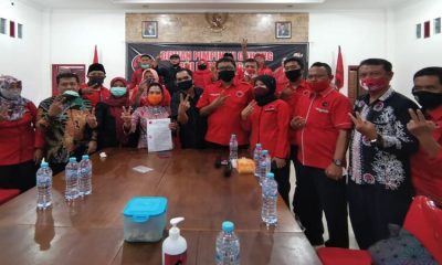 Sekretaris DPD PDI Penjuangan Jawa Timur saat menyerahkan SK Pemecatan Yusuf Widyatmoko kepada Ketua DPC PDI Perjuangan Banyuwangi, I Made Cahyana Negara.
