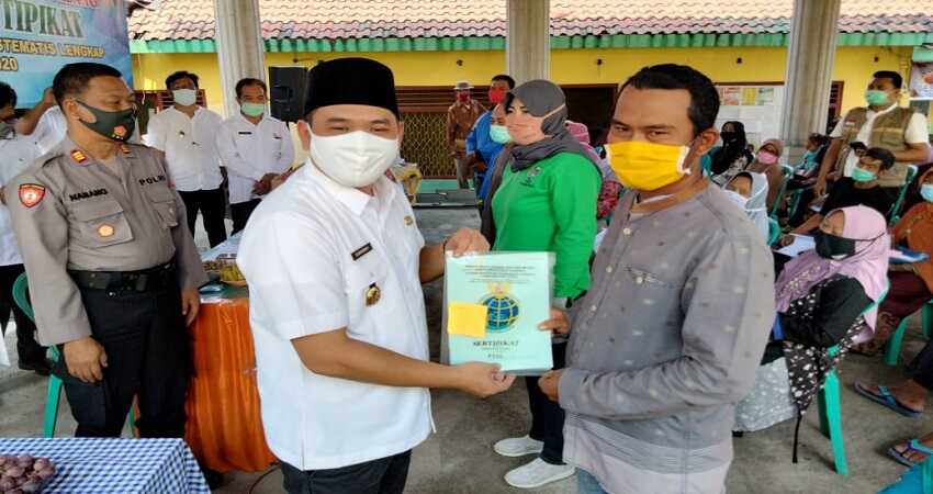 Wakil Bupati Jombang, Sumrambah menyerahkan langsung sertifikat tanah (PTSL).