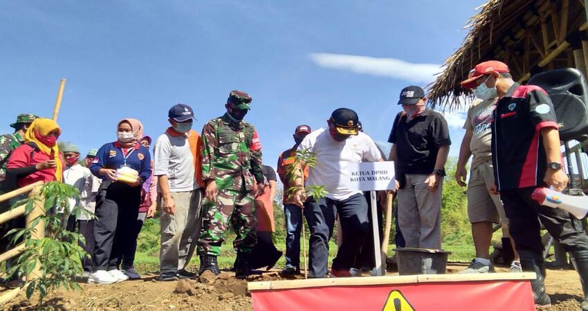 TANAM POHON: Dalam serangkaian bakti sosial tersebut juga dilakukan penanaman pohon untuk menjaga ekosistem.