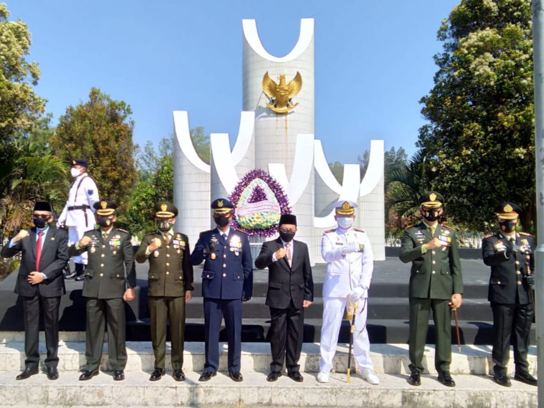 FOTO BERSAMA: Forkopimda Kota Malang usai tabur bunga.