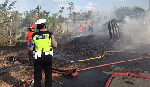 LUDES TERBAKAR : Bodi truk pengangkut karet tampak ludes terbakar di JL Tol Waru - Sidoarjo, dipadamkan petugas Pemadam Kebakaran (PMK), Rabu (30/09/2020) sore.