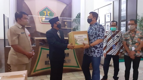 Wali Kota Malang, Sutiaji secara simbolis terima bantuan masker dari Pegadaian.