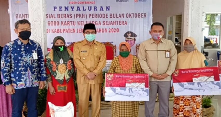 Plt Bupati Jember, Drs KH A Muqit Arief bersama penerima bansos Kemensos.