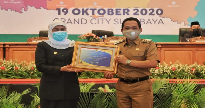 Bupati Lumajang, H Thoriqul Haq menerima penghargaan WTP Kemenkeu yang diserahkan Gubernur Jawa Timur, Khofifah Indar Parawansa.
