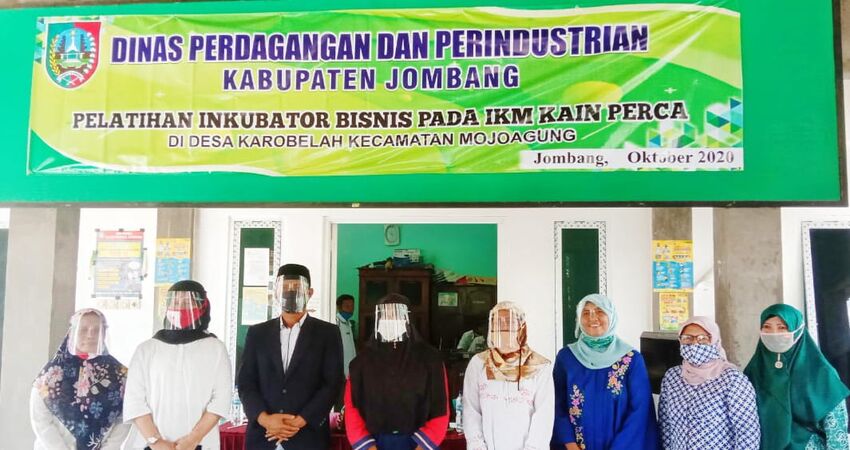 Pembukaan kegiatan inkubator bisnis di Kantor Desa Karobelah.