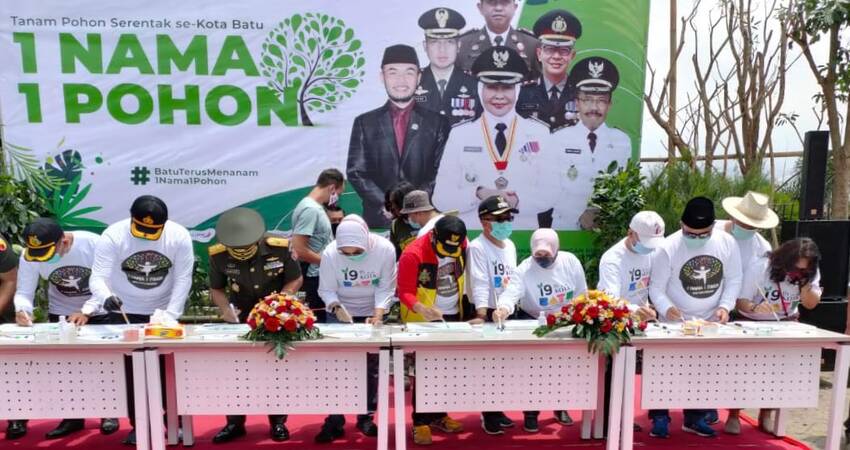 Perayaan HUT Kota Batu ke 19 diawali dengan gerakan 'Satu nama satu pohon' di Jalan Jenderal Sudirman, Kota Batu.